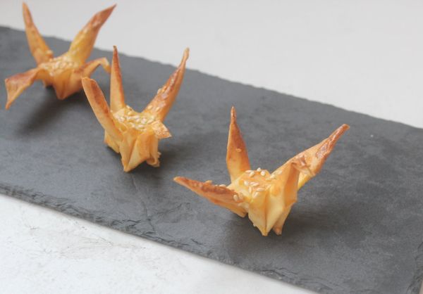 一層的豆皮鶴容易軟塌，兩層的豆皮就可維持形態。口感豆皮酥脆有蛋和芝麻香，好看也好吃。