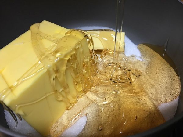 奶油、麥芽糖、砂糖、水放進鍋裡小火慢煮。
煮至冒泡、泡泡變小、變成焦糖色時倒出。