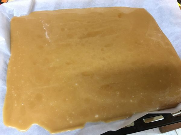 倒在墊了烤紙的盤上散熱。