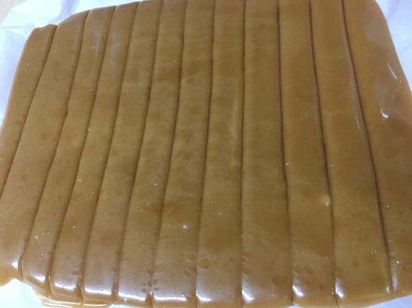 趁還沒很熱時用刀壓出割痕