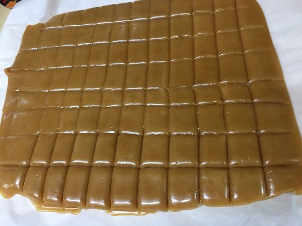 稍微放涼後可以開始切開，或者，乾脆用手把它弄斷成一片片