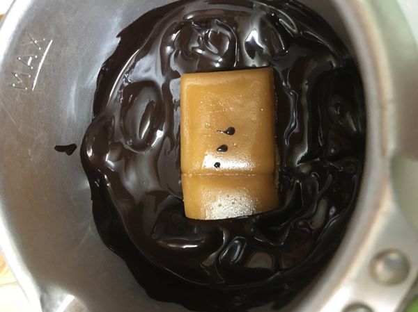 融化巧克力，包裹太妃糖。