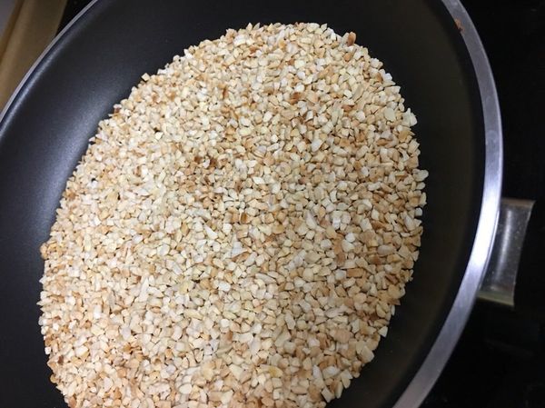 杏仁角用烤箱，或炒至上色。