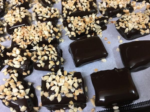 可以讓巧克力在杏仁裡滾一圈或灑在表面。