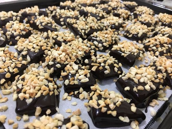 巧克力凝固後便完成，
用彩色鋁萡紙包裝後會是秋冬很棒的送禮小點心。