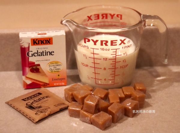 準備食材。牛奶340克=1又1/2杯、吉利丁粉4克=1茶匙。