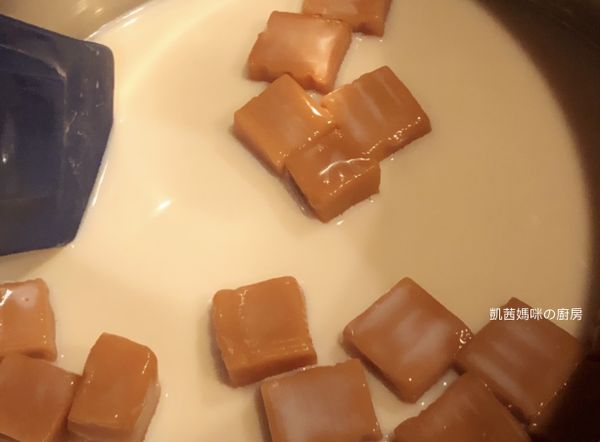 食材中的牛奶，將100克=1/2杯牛奶，加入小鍋。