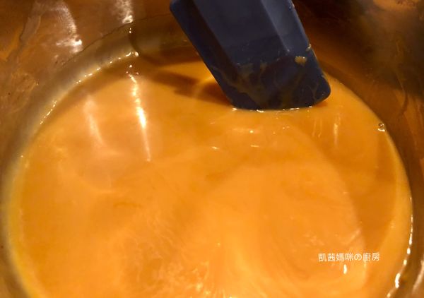 用小火加熱牛奶與牛奶糖，直到融化。