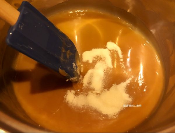 將吉利丁粉加入鍋，攪拌均勻。