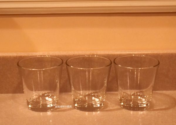 準備3個布丁杯。