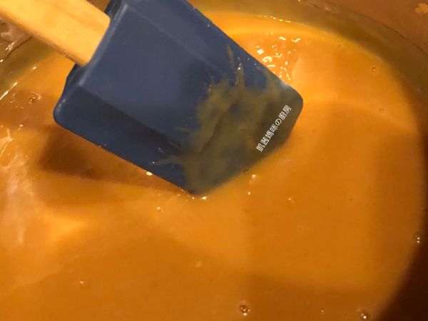 以矽膠刮刀攪拌，確定完全融化、無結塊狀。