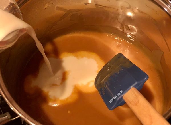 將剩餘的240克/1杯牛奶加入。