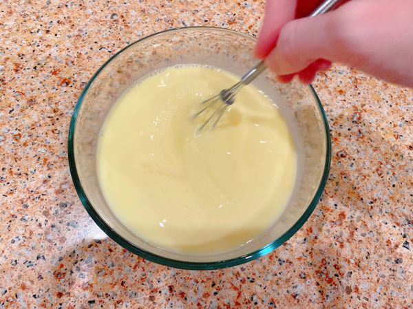 將雞蛋、白砂糖及鮮奶充分攪拌均勻