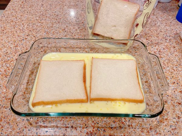 將吐司放入鋪平，置於冰箱冷藏1.5個小時後取出翻面