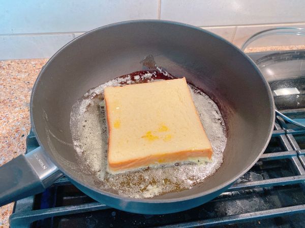 以無鹽奶油將表面煎至金黃淺褐色