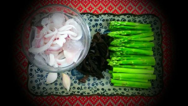 食材如下。

透抽去除內臟切花，或是切成圈狀。
熱一鍋水加米酒過水川燙透抽，撈起~泡冰水備用。