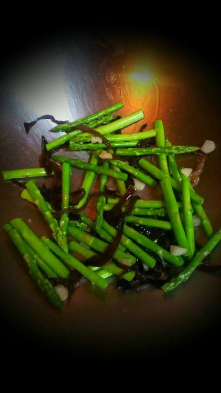 綠蘆筍去頭尾、切成2~3段 (蘆筍頭只需要去掉一些較老的部份)。