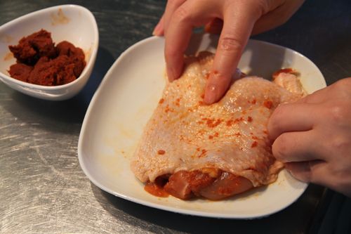 雞腿排先以少量紅咖哩醬塗抹用手稍微按摩後醃5分鐘。紅蔥頭切圓片，香菜莖切碎，四季豆切滾刀。深鍋加水與少量鹽煮義大利麵，依喜愛口感調整煮麵時間。