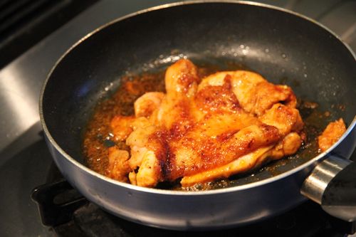 平底鍋倒入少許橄欖油，腿排皮的那面先煎香後翻面續煎至金黃香味四溢後取出切塊。