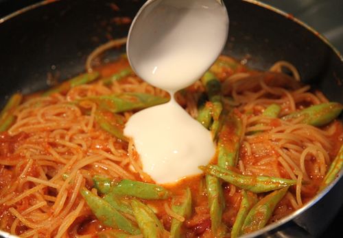 原鍋倒入少許橄欖油放入紅蔥頭與香菜莖炒香，倒入紅咖哩醬炒出香氣後， 放入四季豆加少量開水將四季豆炒熟