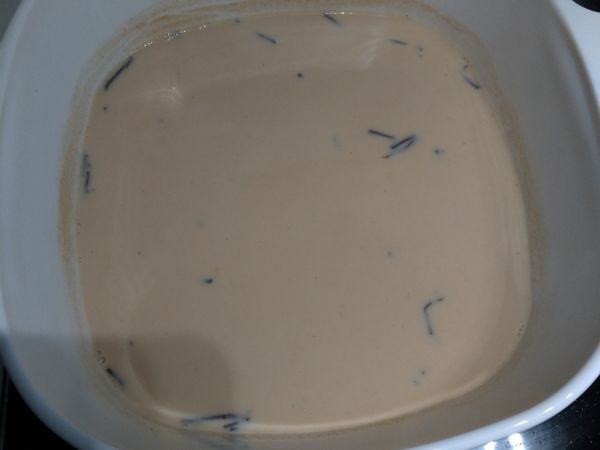 加入鮮奶及鮮奶油煮至冒小泡，再加入黑糖拌勻熄火，靜置約5分鐘(依個人喜歡茶味而定)