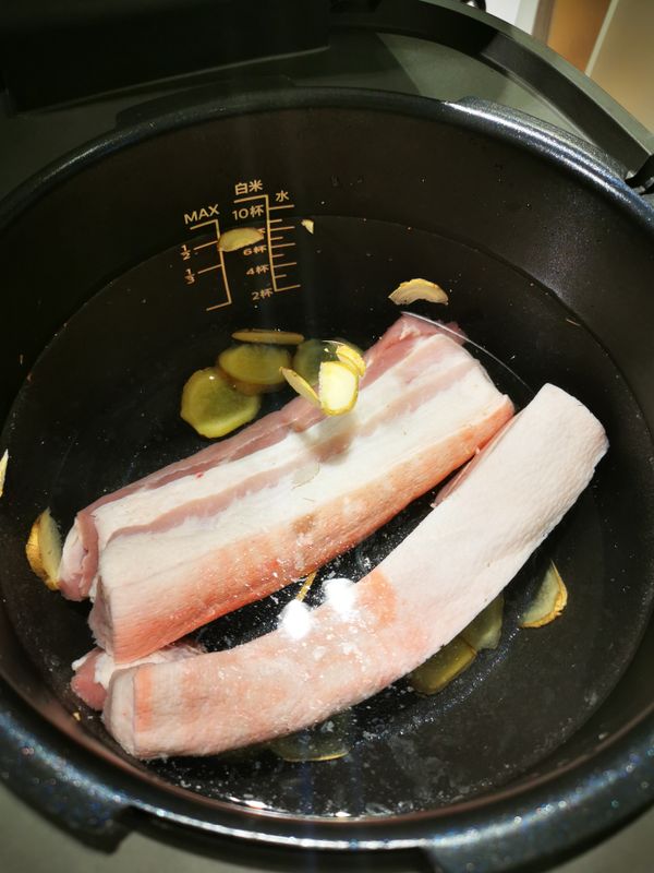 豬肉焯水加入老薑米酒去腥