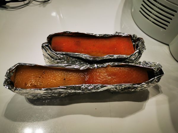 用鋁箔紙包住豬肉後 用叉子在豬皮上刺小洞