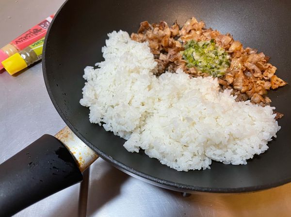 把炒好的肉片取出，切成小碎塊後，同一鍋子放入白飯、豬五花、蔥油，利用鍋子餘溫攪拌均勻