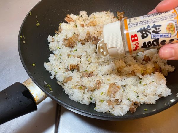 拌勻後灑上一點胡椒鹽，請依個人口味分次少量加入，試味道再看看是否需增量，避免過鹹