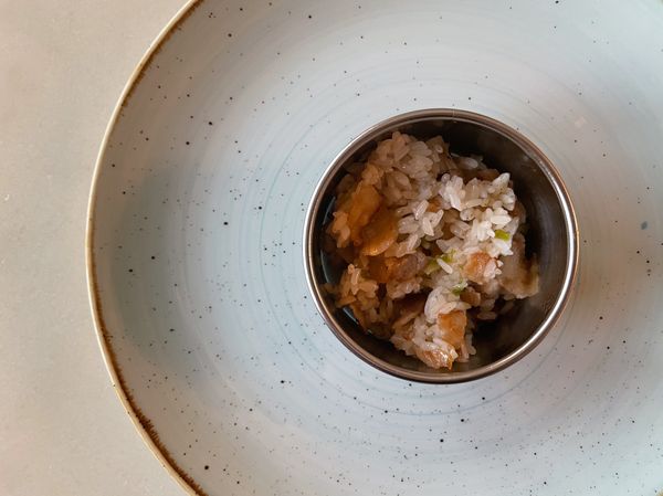 取模具，將溏心蛋切半，蛋黃面朝下，放入模型中間後再放入飯壓至定型，沒有模具的可以直接手捏