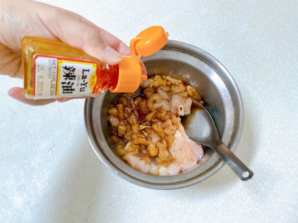 取一個碗先將雞丁醃製一下，加入醬油、蠔油、米酒、黑胡椒粉（不需要額外加鹽巴）
稍微攪拌一下後，加入約15克的S&amp;B 辣油一起拌入雞丁中，醃製約 5分鐘。