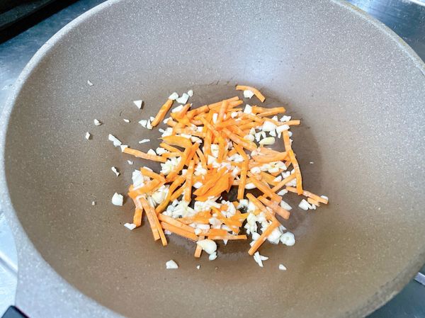 先加入蒜末、紅蘿蔔絲爆香。