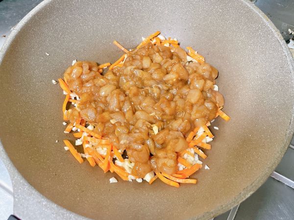 加入醃製過的辣香雞丁