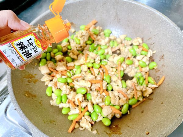 起鍋前，加入少許的 S&amp;B 辣油增加鍋邊香氣，吃起來的辣香風味也會更加有層次喔！