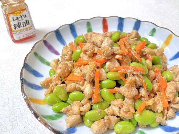 稍微拌炒一下，這道美味的毛豆辣香雞丁就完成囉！下飯又好吃😋也非常適合帶便當喔～
-
不曉得有沒有朋友跟我一樣喜歡吃辣但又無法吃太辣，這時就可以選擇 S&amp;B 辣油，香氣跟食材的融合都很棒，也不會太辣，吃起來相當滿足。
除了今天分享的快炒料理，我試過 S&amp;B 辣油搭配肉燥飯吃也很讚！推薦給大家～