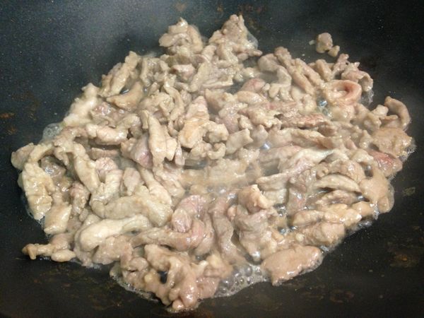 適量油熱鍋，將肉絲炒到略帶焦香後盛起。