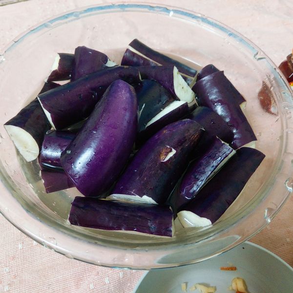 茄子洗乾淨後切小段,再對半切用鹽水浸泡一下.