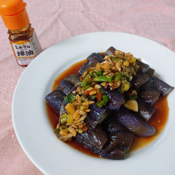 將煮好的茄子取出,瀝乾水份,排入盤中淋上調拌好的醬汁最後在滴上幾滴S&amp;B辣油,即可食用.