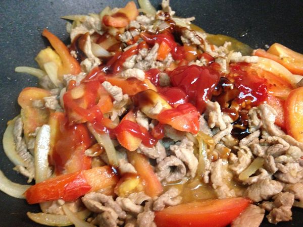 再將肉絲回鍋並加入以李錦記舊庄特級蠔油為主的[調味料]快速翻炒。李錦記創建至今125年！李錦記舊庄特級蠔油」掌握蠔油頂級祕方，堅持採用上等鮮蠔提煉，確保每一滴都是精華所在，鮮蠔味濃郁，至鮮至純，堪稱蠔油之極品。