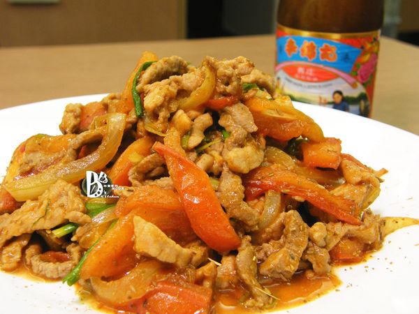 起鍋前加入蔥絲拌炒幾下，帶著孜然風的蠔油肉絲就完成了。悶熱天氣是一道很能振奮食欲的菜色喔:)