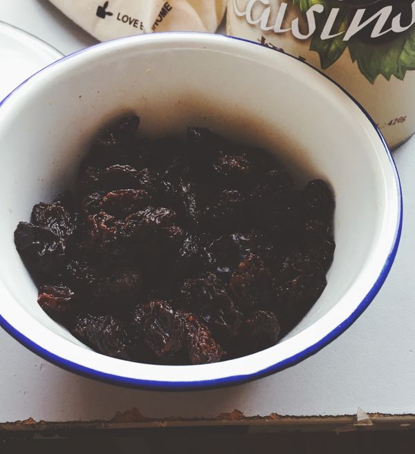 葡萄乾加熱水，浸泡一夜。