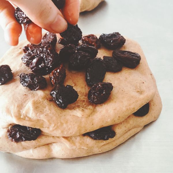 將葡萄乾均勻揉入麵團。
P.S：將麵團分團後層層疊疊鋪上葡萄乾，再揉面，會分佈的比較均勻。