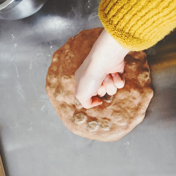 用拳頭輕柔幫麵團排氣，折疊3次，繼續發酵30分鐘。
P.S：增強麵筋。