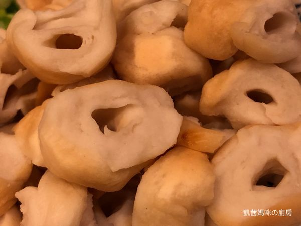 打開竹輪麩包裝，以水稍微沖洗一下；竹輪麩由乾燥轉變為Q彈狀態。