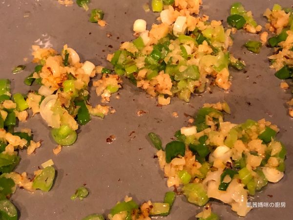 拌炒後，薑末與蔥花香氣四溢。