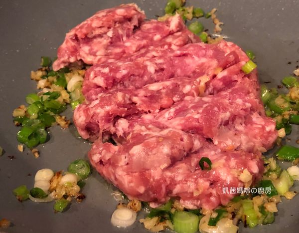 豬絞肉加入鍋，拌炒至半熟、加入調味料B.的S&amp;B四川風辣油數滴 、1茶匙醬油倒入鍋；拌炒入味。