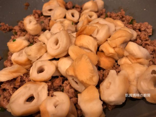 竹輪麩加入鍋拌炒。