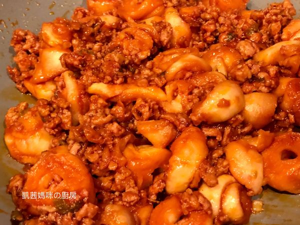 中小火慢炒，直到竹輪麩完全入味即可熄火。