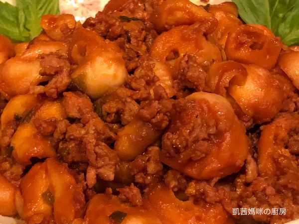 盛盤享用吸滿醬料湯汁的竹輪麩，獨具特色的美味料理。