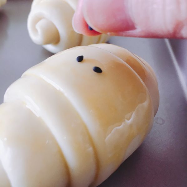 刷蛋液，點上黑芝麻。